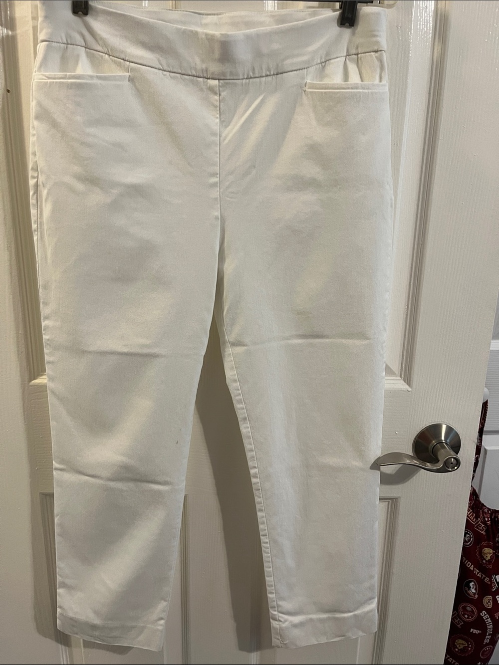 Chico's White Cropped Pull-On Ankle Pants